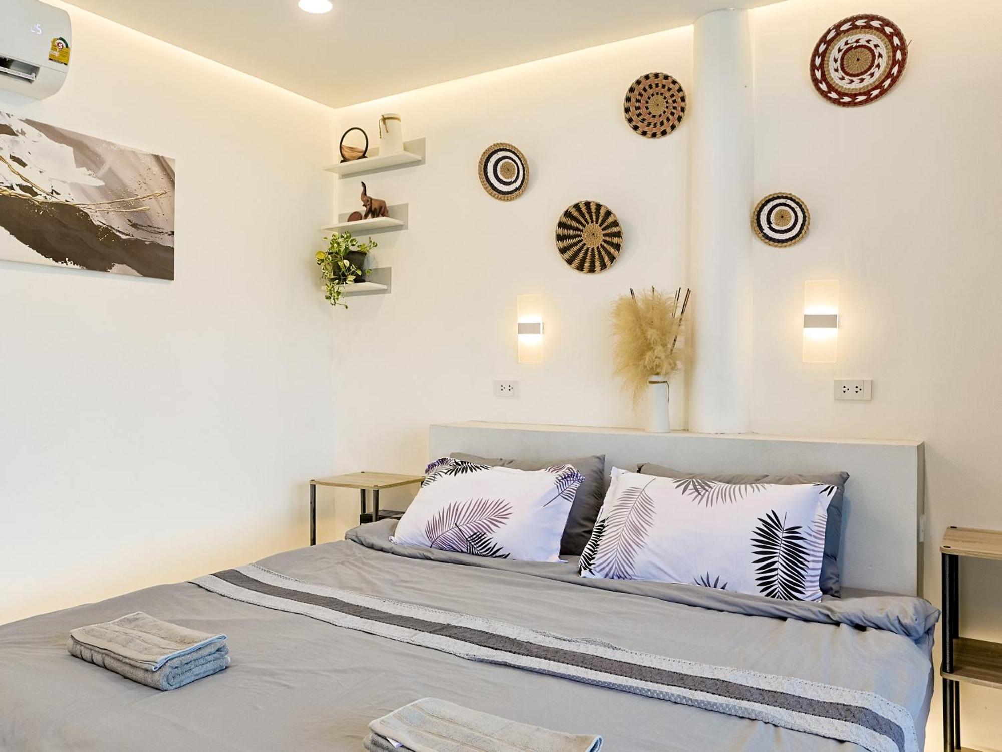 Moonway Apartment *