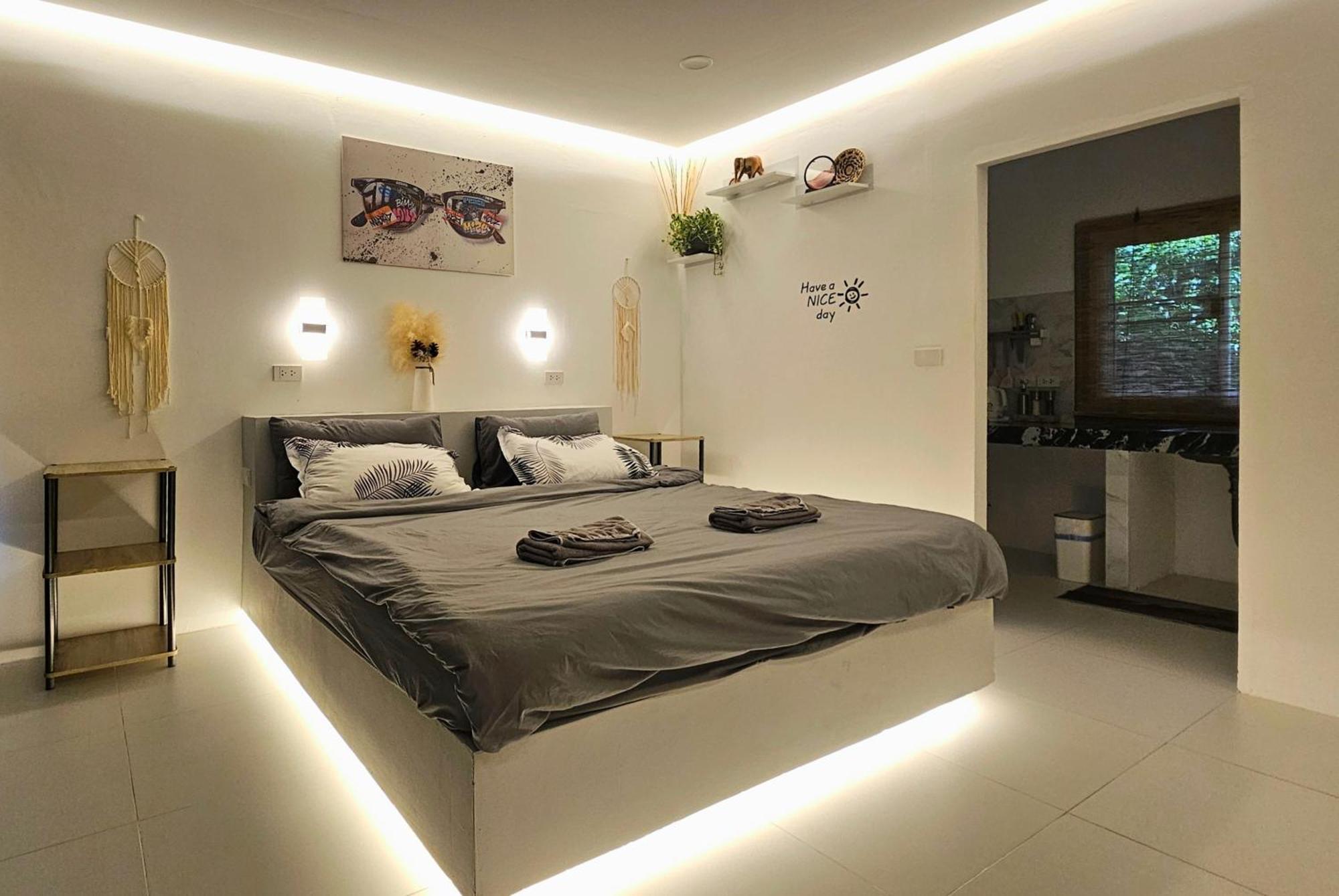 Moonway Apartment *